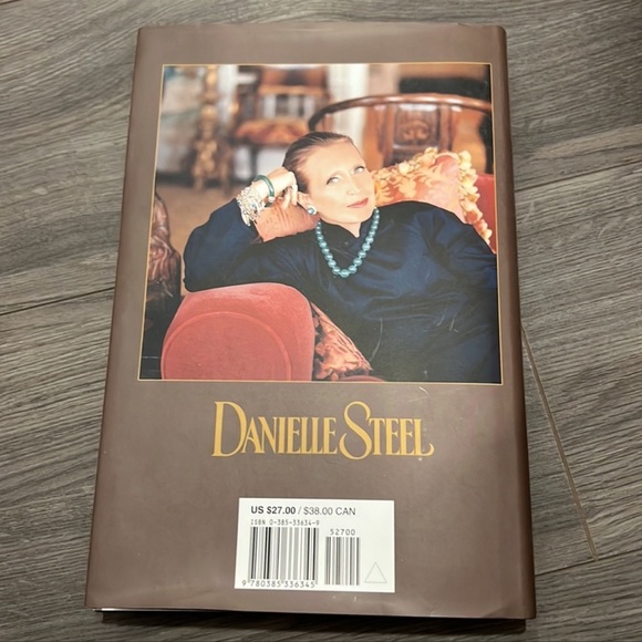 ⭐️3 for $15⭐️ Hardcover | Echoes by Danielle Steel - Picture 2 of 4